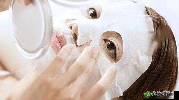 一个在上吃一个在下面敷面膜：生活中的别样场景