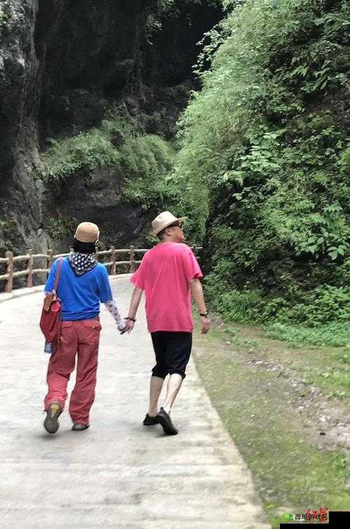 和朋友夫妻旅游同住:是随性还是越界