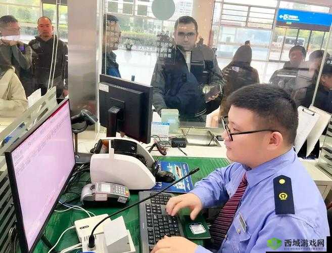 售票员小 xue 认真查票确保秩序