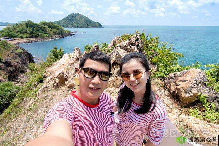 和朋友夫妻一起出去旅游住在一起:欢乐之旅