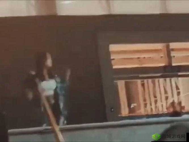 军训大白兔蹦出来了:令人惊奇的一幕