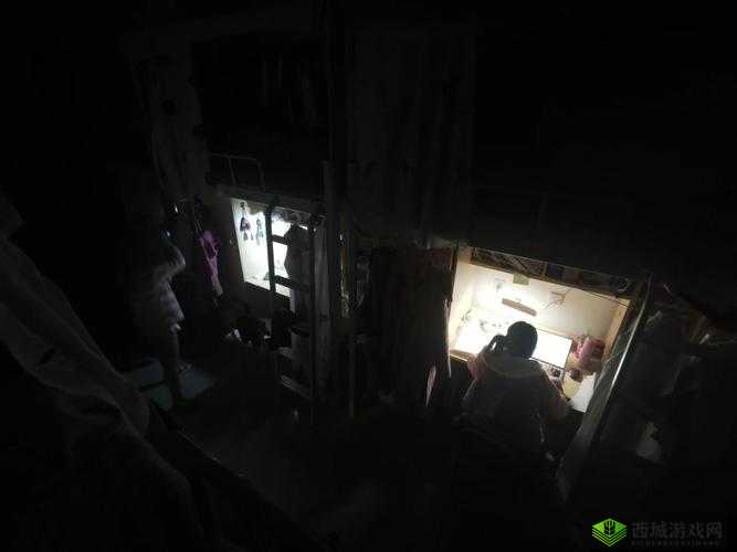 熄灯后的寝室 PH：静谧时光的别样氛围