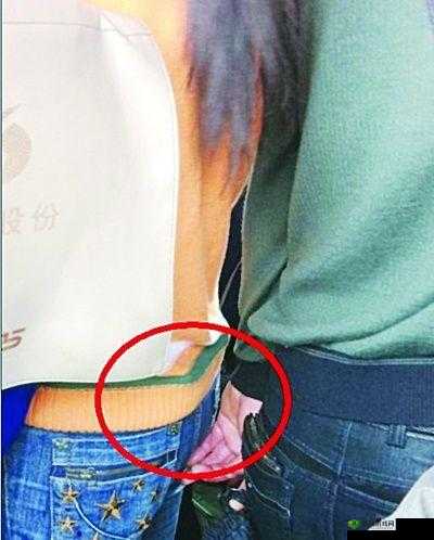 女子公交遇到咸猪手却很配合：令人震惊的一幕