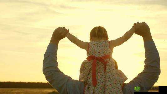 父亲有力挺送女儿：爱与陪伴的坚定守护