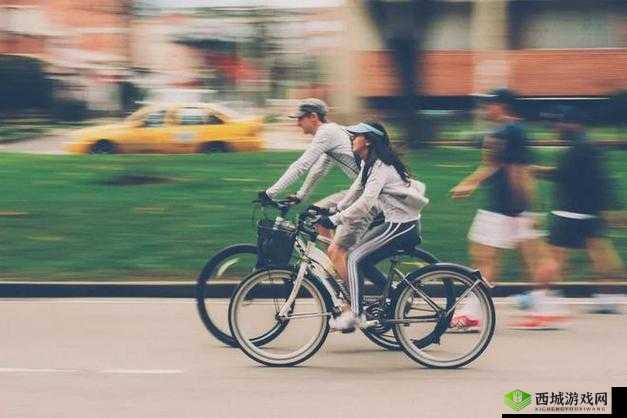 一前一后三个人一起骑自行车：快乐的出行之旅