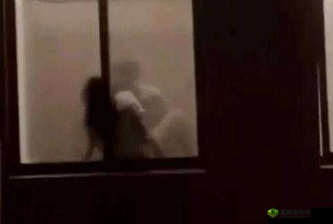 看镜子里的接合处:一个引人深思的动作