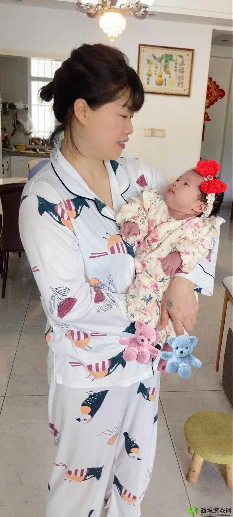 小孩喂姐姐吃困吧之温馨时刻