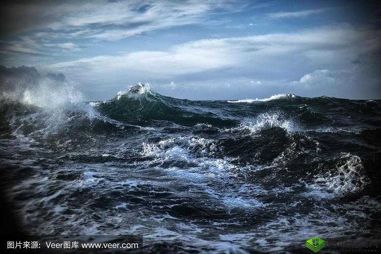 在波涛汹涌的大海上,一群勇敢的海盗正在追逐一群狡猾的小偷,他们之间的战斗即将爆发