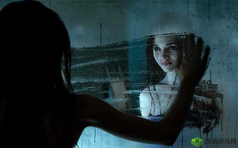 低头看镜中接合处