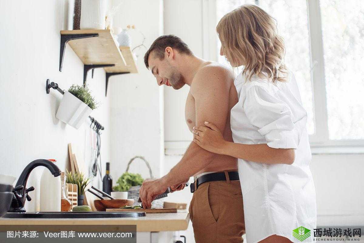 老公抱着我在厨房做饭：温馨的家庭时光