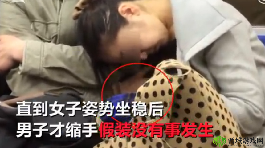 两男子卫生间内互摸:是何原因?