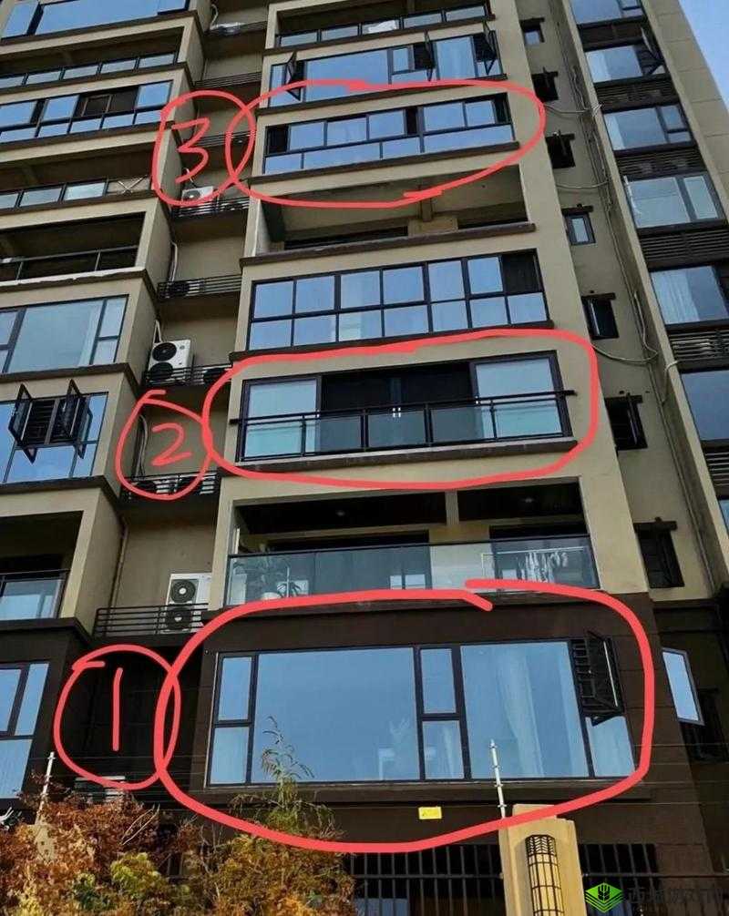 被压到落地玻璃窗前的挣扎