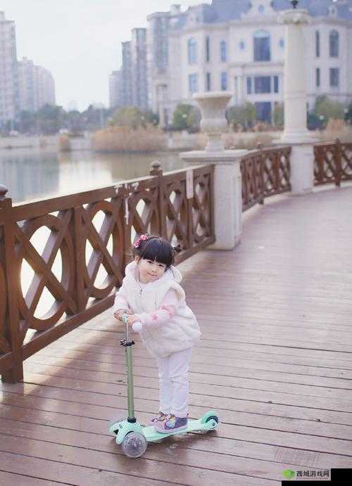 宝宝把脚抬高看镜子颠覆我们的认知:萌娃新视角