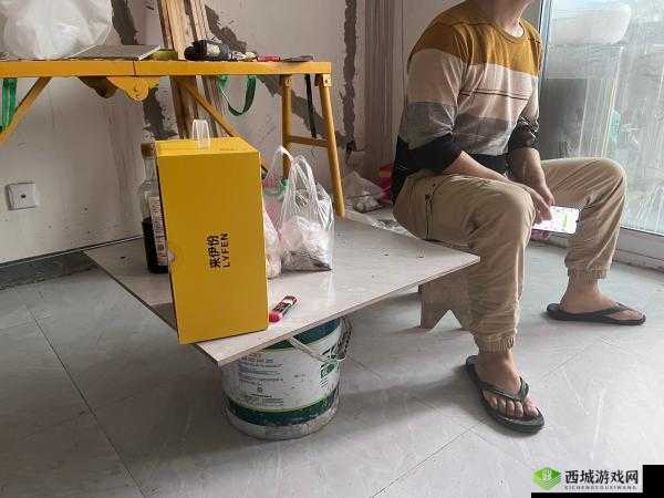 几个装修工人把我压在茶几:背后的真相