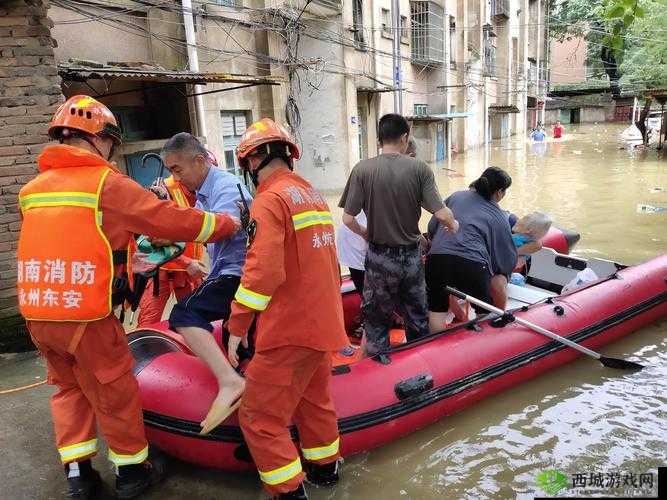 暴雨天被困在公司的女职员:焦急等待救援