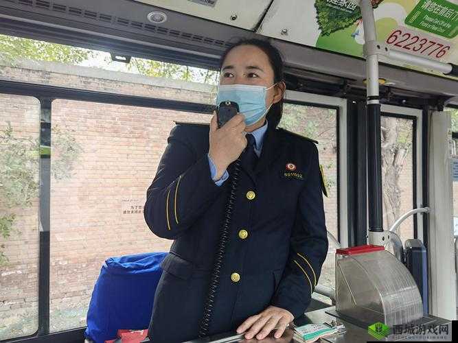 公交车售票员按尺寸大小：工作中的独特一幕