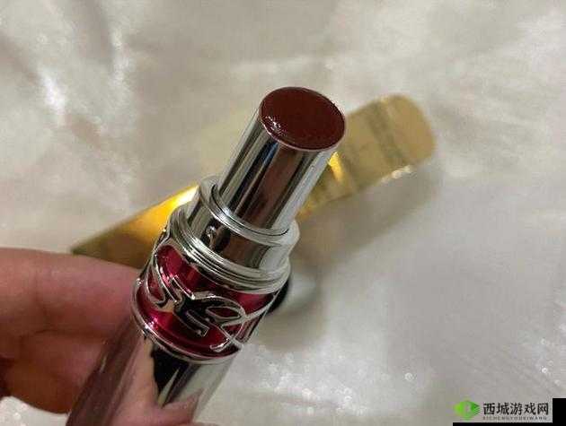 YSL 蜜桃色：打造迷人妆容的秘密武器