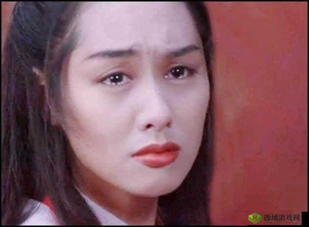 她泪眼朦胧,红唇轻咬铁球,惹人怜爱的模样让人怜惜