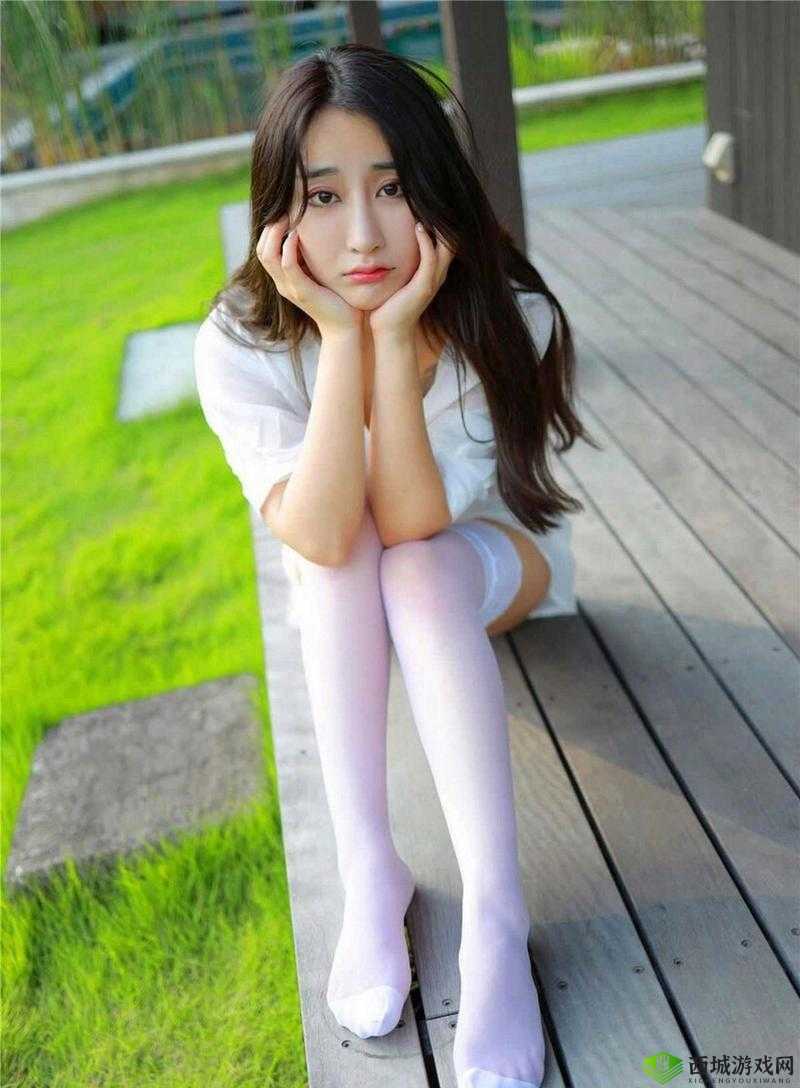 校花穿白丝在教室呻吟:禁忌诱惑