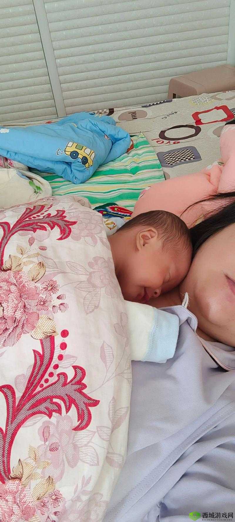 从后面抱着妈妈，为何突然脸红？