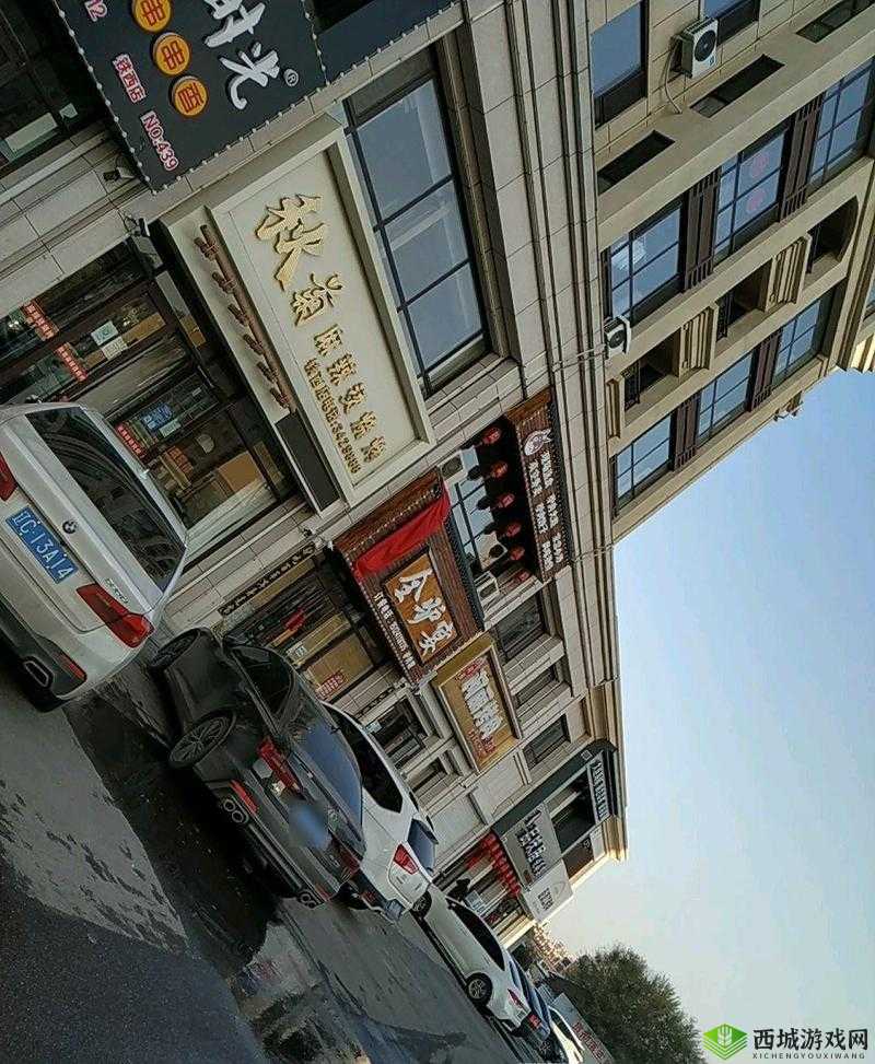 小春:老孙头,你看这庄稼今年能丰收吗?老孙头:够呛啊,你看这庄稼都成这样了