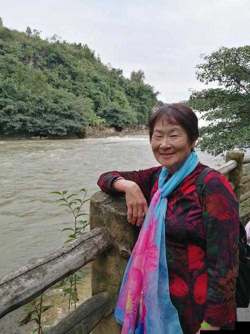 老于和淑荣把船划到河中央:未知的旅程