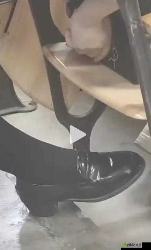 少妇公车臀沟呻吟裙底偷窥引发热议