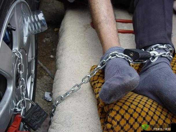 链子锁住牵着四肢着地爬出来的奇特场景