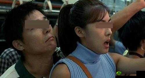 奶头捏得涨大玩弄公交上:公交上的私密游戏引发的争议
