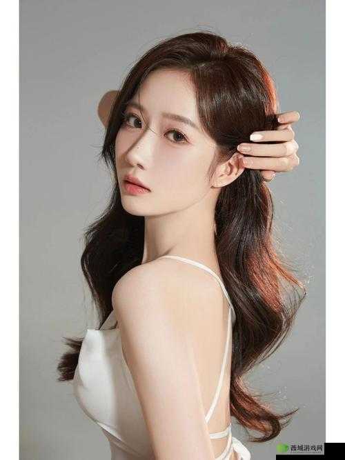 宝宝握着它坐下，自己 C 了起来：纯真与欲望的交织