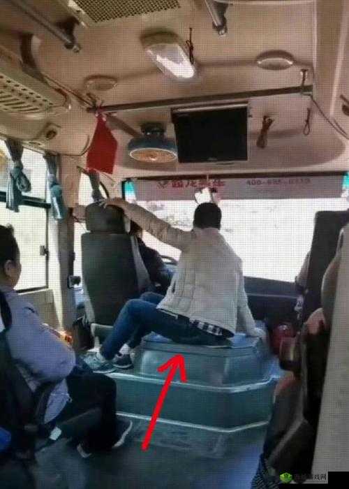 坐公交车最后一排被强:一段令人震惊的意外遭遇