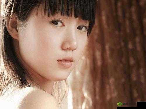 青青草人体艺术：独特艺术视角的震撼呈现