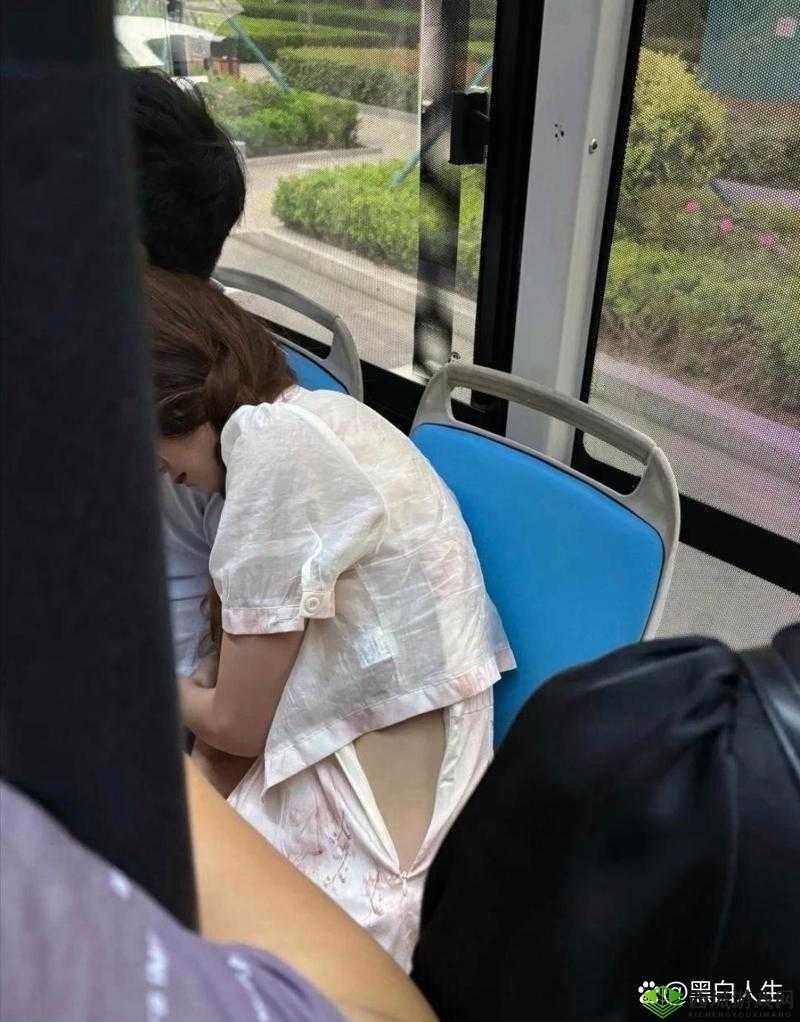 公交车上短裙女友:那深入的尴尬瞬间