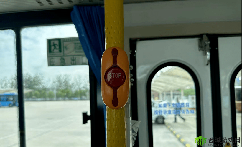 公交车上按了 stop 再按会取消吗:遇到紧急情况你会使用这个按钮吗