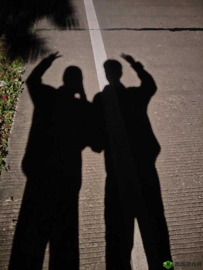 两个人一前一后,以有力之姿奋勇前行