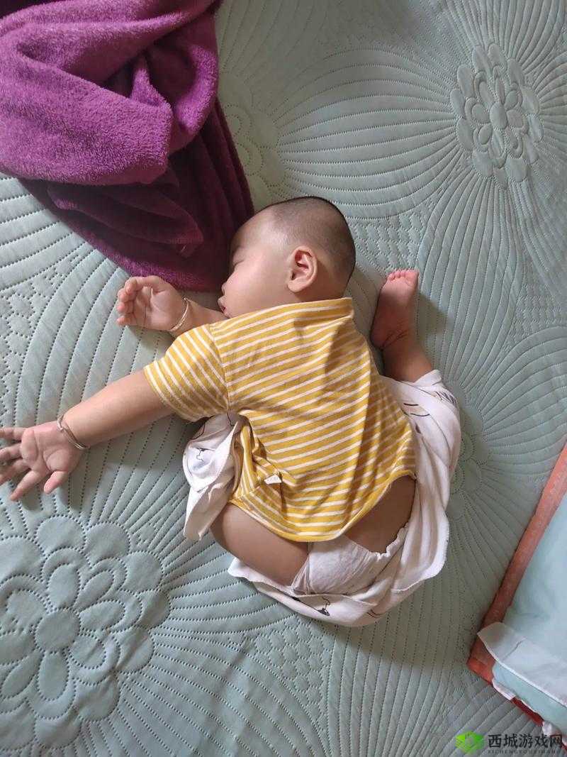 宝宝躺着时双腿往上翘:萌娃的独特姿势引人关注