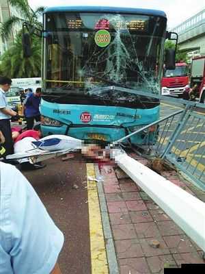 公交车遭高 c 撞,现场一片狼藉