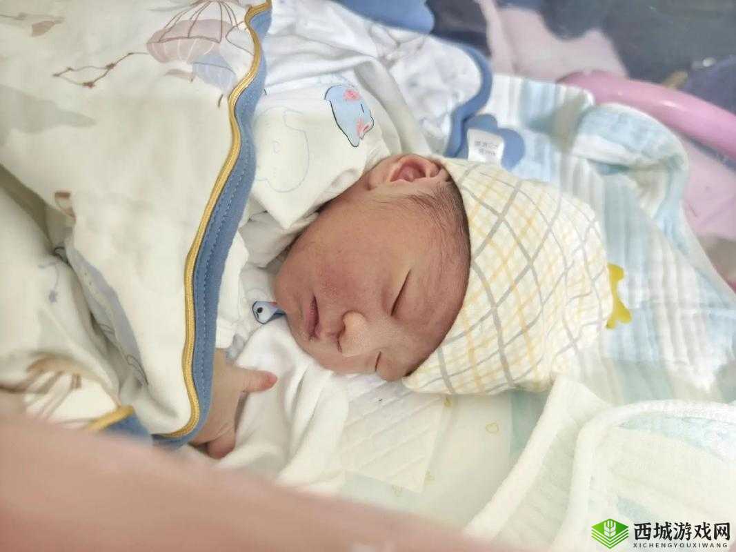 年轻夫妻把小孩哄睡后开监控:探索背后的爱与牵挂