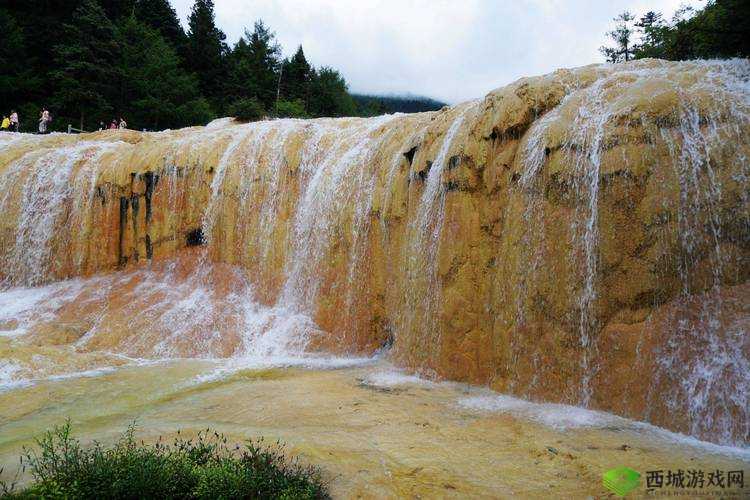黄龙直捣溪水潺潺的生态奇迹：亚洲第一钙化瀑布