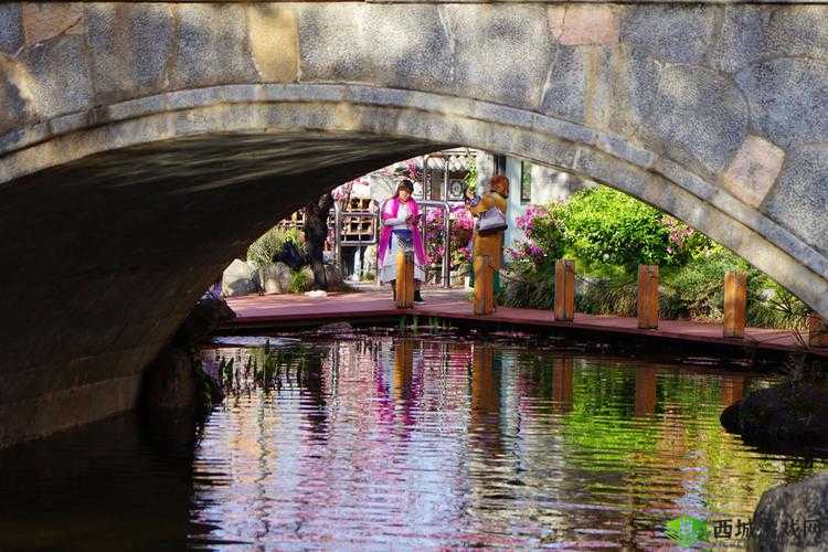 人玩山水间竟现尴尬水门事件相关视频