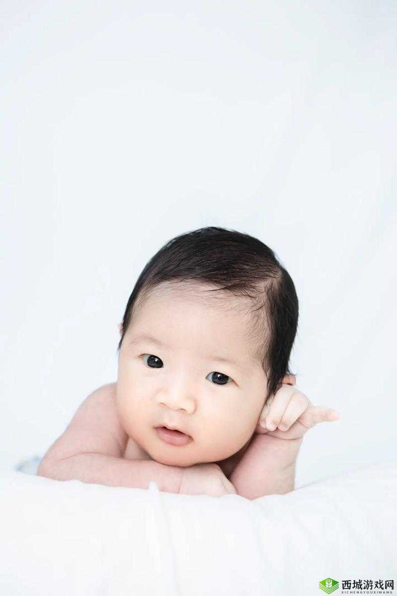 宝宝对准自己慢慢动,那可爱模样惹人爱