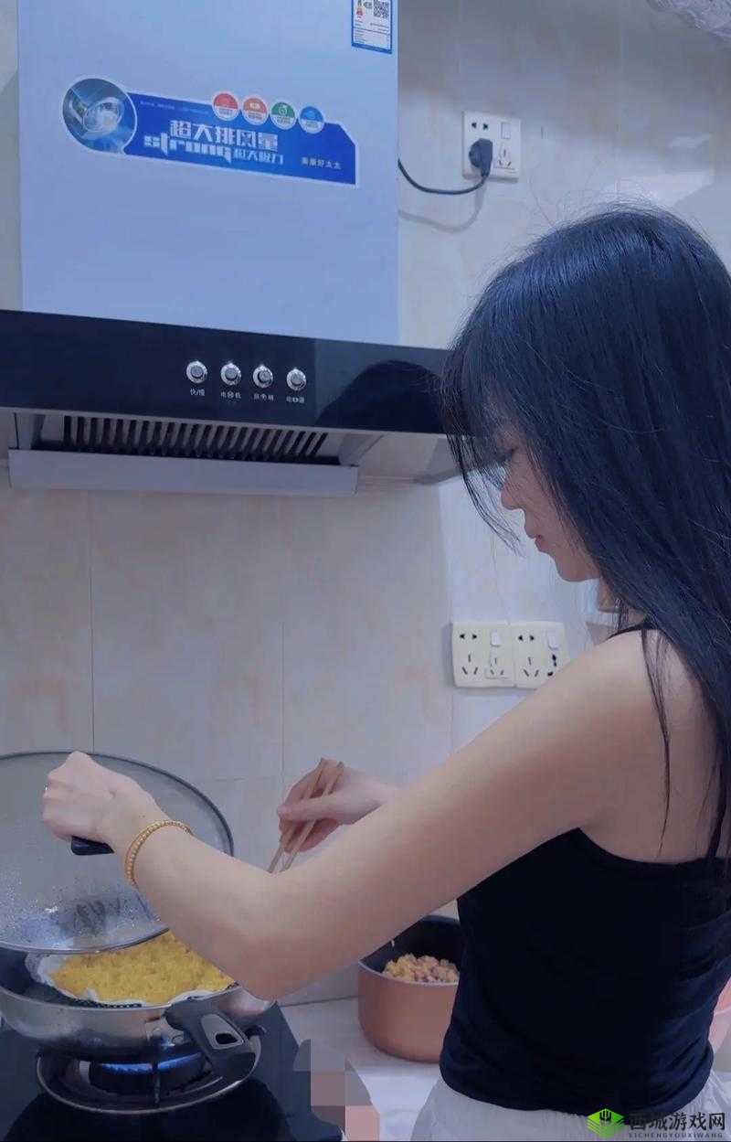 在厨房做饭时被躁:别样的烹饪体验