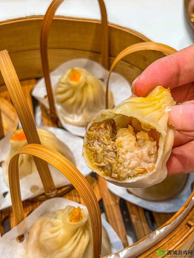 蟹黄小笼包VS姜饼，一场味蕾的奢华对决，蟹黄依旧称王