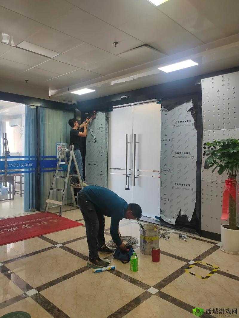 几个装修工人把我压在茶几:令人震惊的突发状况