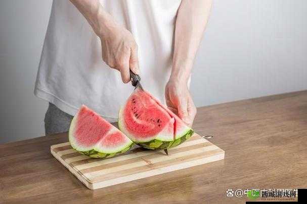 将水果放在小洞里捣碎:这是一种有趣的烹饪方式