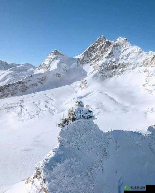 双手攀上两团少女峰是好事吗:深度剖析背后的心理与道德因素