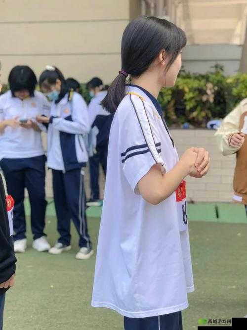 初二学生自扣校服出桨引热议：行为背后的思考