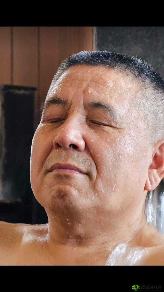 ChinaGay洗澡偷偷搓澡工的真实经历与体验分享，揭秘背后的故事与行业现状