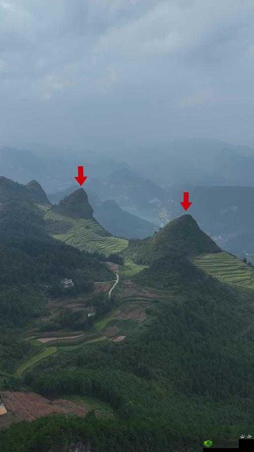 手握两座高耸的山:探索自然奇观与心灵深处的奥秘之旅