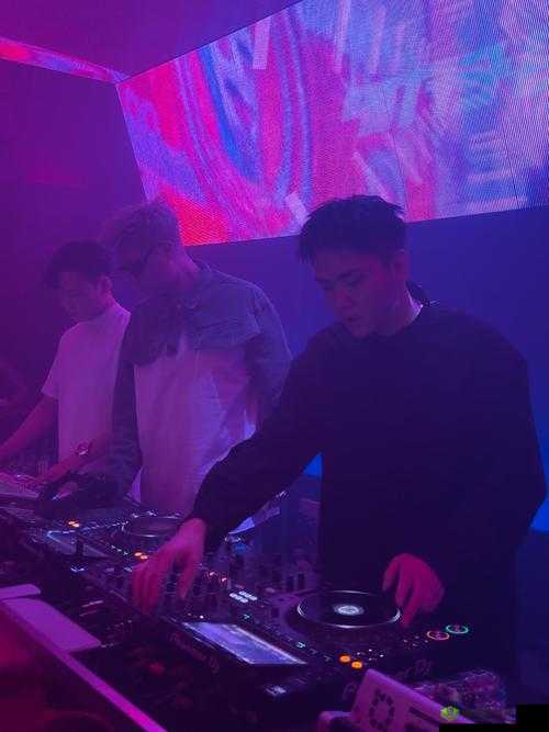 酒吧 DJ 给我避孕套,是想暗示什么?